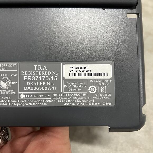 Logitech Slim Folio Keyboard Case for Apple iPad 5th/6th Gen. - Black - Picture 4 of 6